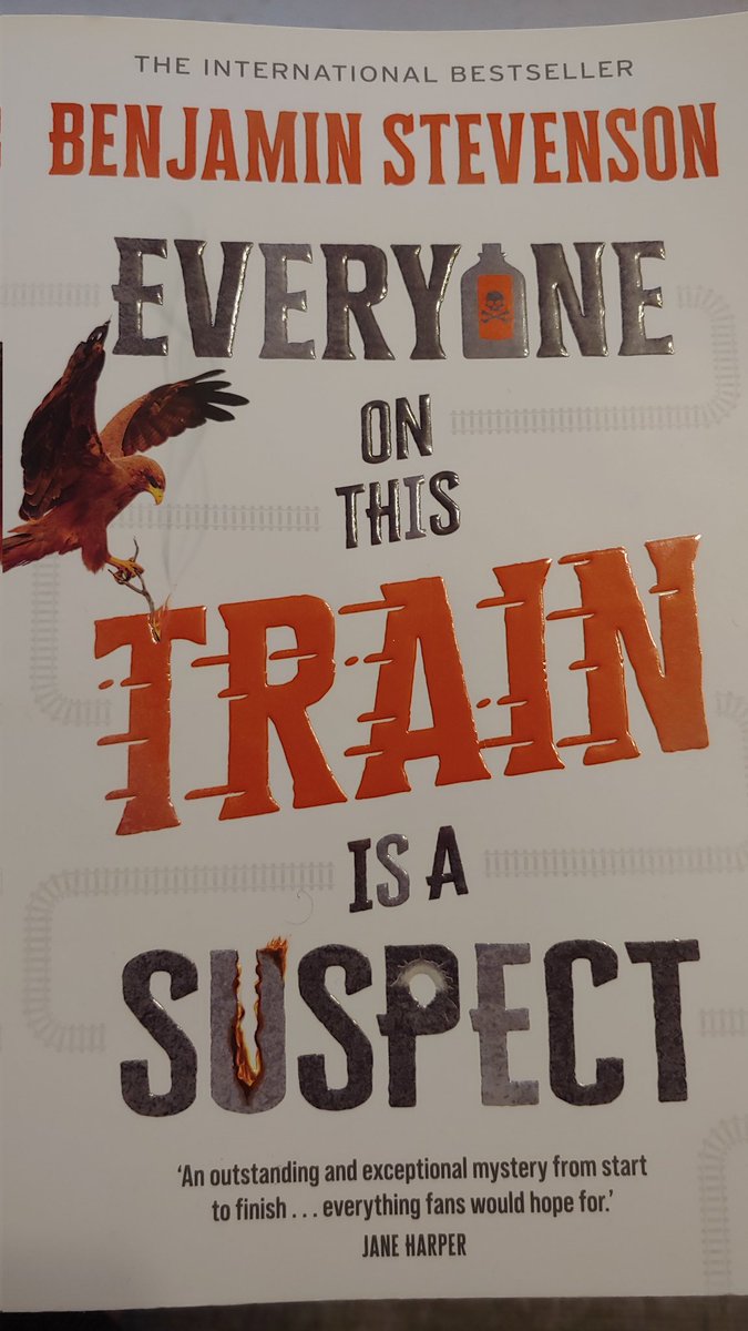 canaXD's tweet image. #読書記録 #読了 #BenjaminStevenson ダラダラと読んでた&quot;EVERYONE ON THIS TRAIN IS A SUSPECT&quot; をついに読み終わった📖　中盤まで結構展開がゆっくりで、うーんって感じだったけど、最後のほうは話のテンポも速くなって面白かった😁👍🏻