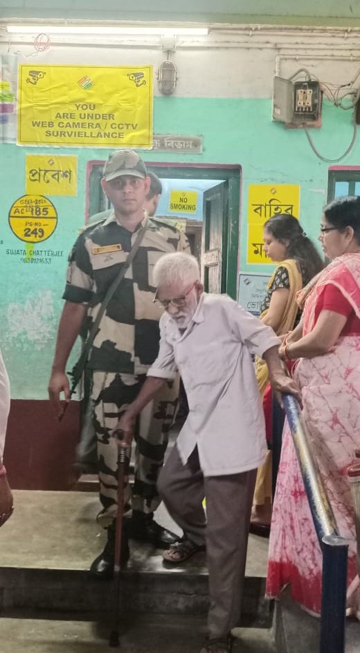 Troops of Adhoc 401 playing good Samaritan in Hooghly district by helping old & differently abled people to cast their votes. #BSF #FirstLineofDefence #BSFOdisha #Election2024