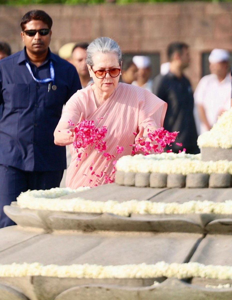 Main Srimati Sonia Gandhi ji ko sat sat pranam karta hun ish liye bhi ki voh ek mahila ho ke ish bharat desh jo ki ek Purush Pradhan Desh hain vaha par na sirf apni jagah banai balki yeh bataya bhi ki ek mahila ke liye kuchh bhi impossible nahi hain 🙏🙏 #SoniaGandhi #Inspiration