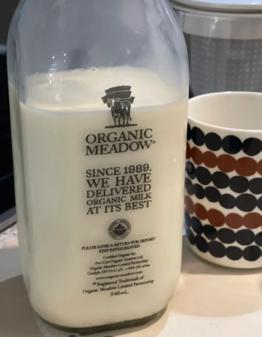 Yearsarequiet_'s tweet photo. glass of milk. Rich in protein, it can make your skin look better. https://t.co/xrda56HPe8