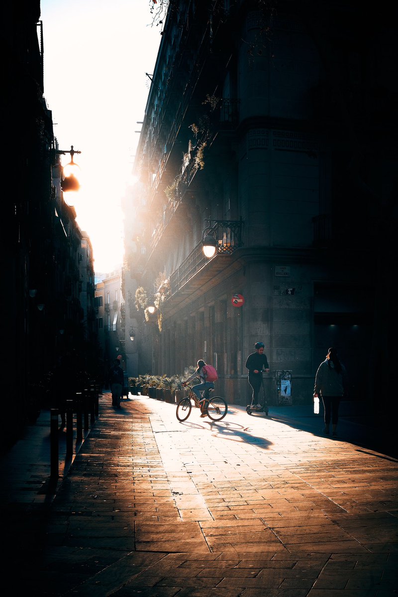 Beams of light crossing alleys 📸 Fujifilm X-T4 📷 Fujinon XF 35mm F2 R WR ⚙️ ISO 200 - f/8.0 - Shutter 1/320 📍 Carrer de Sant Pere Més Alt - Carrer de Méndez Núñez, Sant Pere, Santa Caterina i la Ribera, Ciutat Vella, Barcelona #StreetPhotography #photography