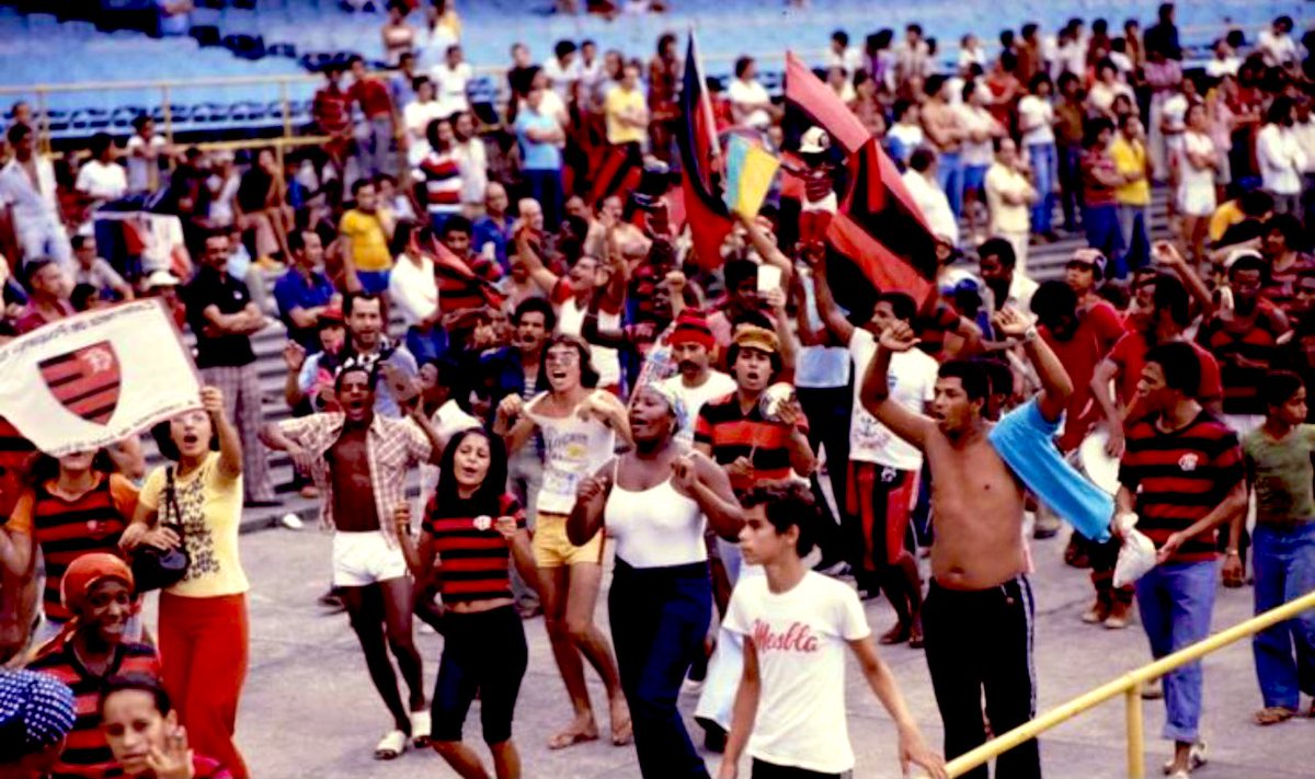 BitAdriano's tweet photo. Ate meados dos anos 80, a Geral ainda não existia divisão das torcidas pelo corredor humano da PM, Os torcedores no intervalo circulavam de um gol para o outro para acompanhar o ataque do Mengão, 

E quando chagava esse momento virava um bloco carnavalesco desfilando na saudosa Geral com muito canto e zombarias com os torcedores adversários pelo caminho.

“Era a festa popular no Maraca do Povo em sua verdadeira essência.”

#PapoArquibaDeConcreto 

📸 :04/11/1979 : Flamengo 0x0 Botafogo (Campeonato estadual 3° tempo).