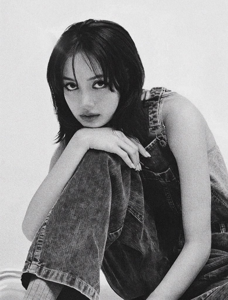 lalicebratz's tweet photo. 15 years old lisa vs. 27 years old lisa https://t.co/id8KT4vGyY