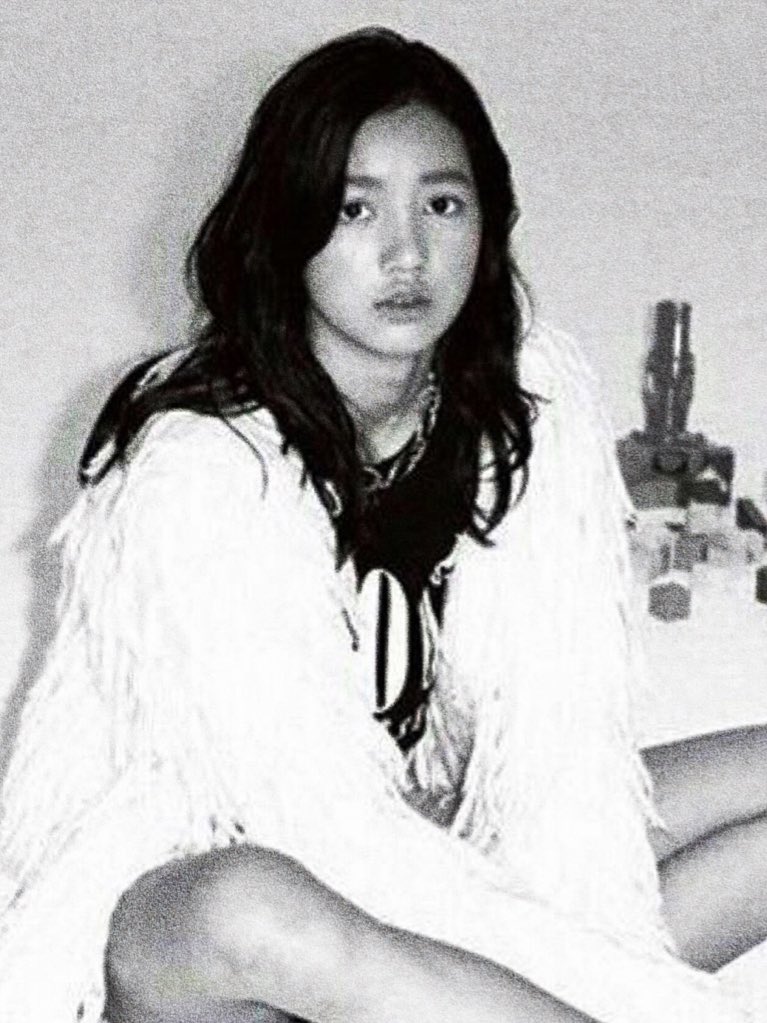 lalicebratz's tweet photo. 15 years old lisa vs. 27 years old lisa https://t.co/id8KT4vGyY
