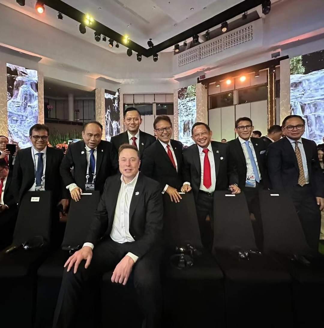 menurut kamu, Kira² Caption apa yg paling Pas buat Foto ini..??