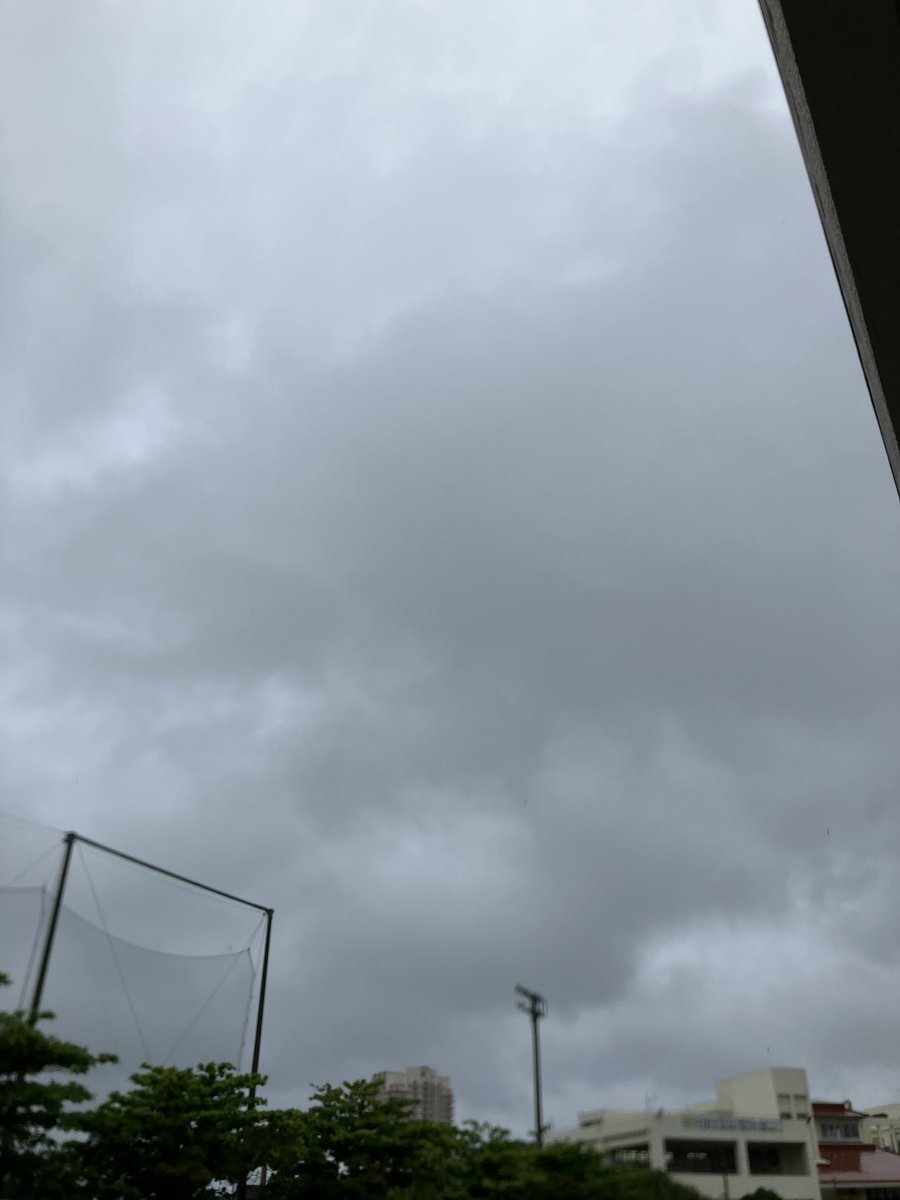 おはようございます
大吉北谷店です
北谷気温24.5℃☔️

今日の沖縄は朝から雨が降り続いていています💦
お車の運転にはお気をつけてください😌

今日も一日よろしくお願いいたします🎵

#企業相互フォロー 
#企業公式春のフォロー祭り 
#いいね 
#沖縄 
#北谷
#買取 
#リサイクルショップ