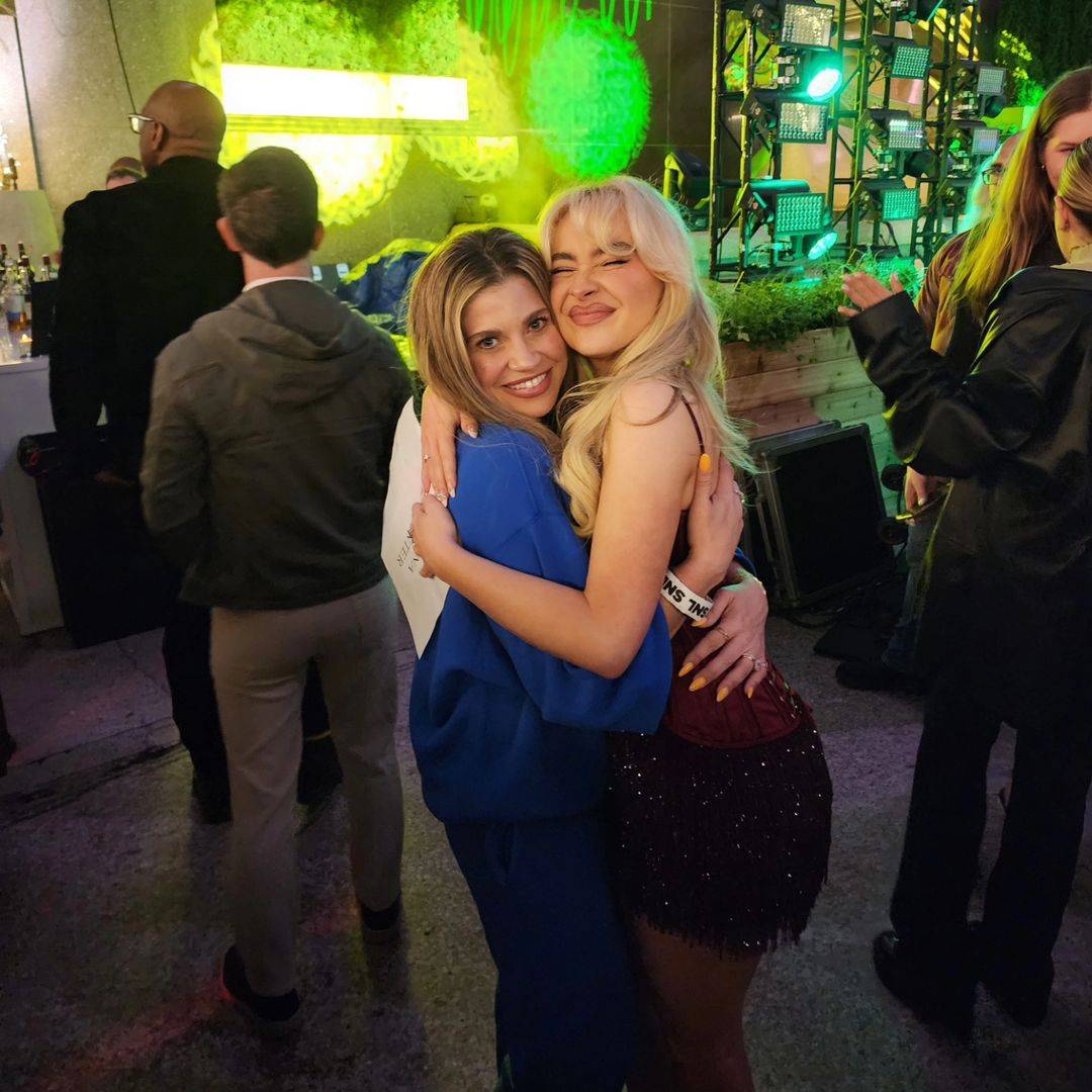 📸| @SabrinaAnnLynn with Danielle Fishel at the SNL after-party.