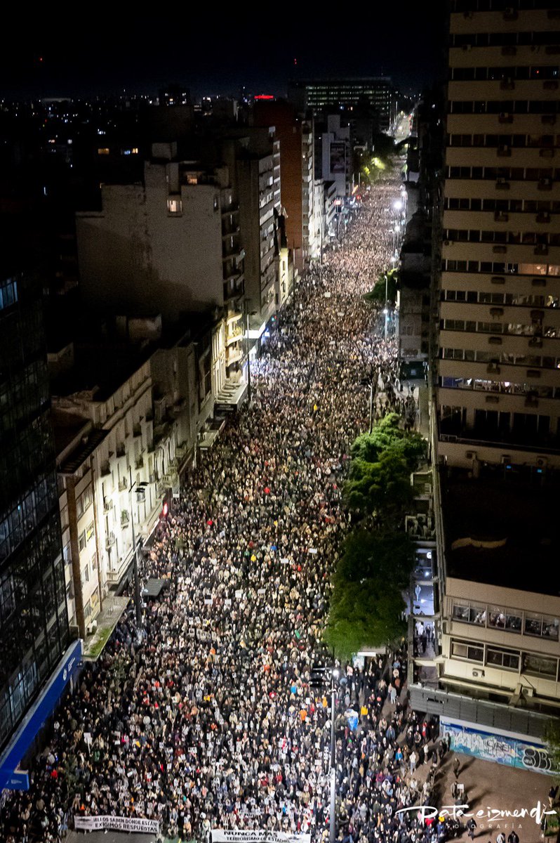 pataeizmendi's tweet photo. Las Venas Abiertas y
la Patria en la calle .

#MayoMesDeLaMemoria 
#NuncaMás 

@famidesa https://t.co/fNyvEURwFo