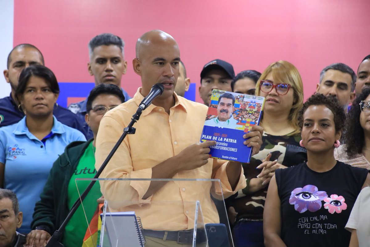 HectoRodriguez's tweet photo. Desde el @movfuturoven nos sumamos al trabajo en las escuelas por la calidad educativa. La educación que reciben nuestros hijos e hijas es prioridad y está contemplado en el plan de las 7 Transformaciones. 

Convocamos a las y los docentes, profesores y profesoras, a las y los intelectuales a debatir y diseñar juntos acciones que nos permitan mejorar el sistema educativo en nuestro país.