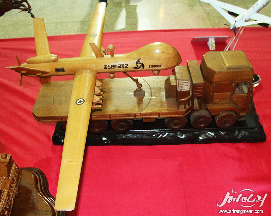 Wooden Saebyol-9 drone on Dongfeng Tianlong mod, from the now defunct Arirangmeari.  4th National Sculpture and Craft Festival 2023 #DPRK #Pyongyang #Northkorea #KPA