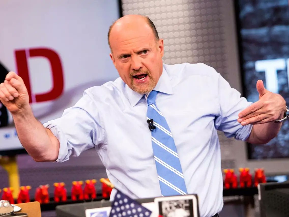 dieworkwear's tweet image. This outfit is so bad that even Jim Cramer dresses better. Reasons:

— If you absolutely must wear a tie with a dress shirt but no jacket, at least make it a long sleeve shirt
— The shirt is solid blue instead of this ugly stripe
— Better pattern on the tie