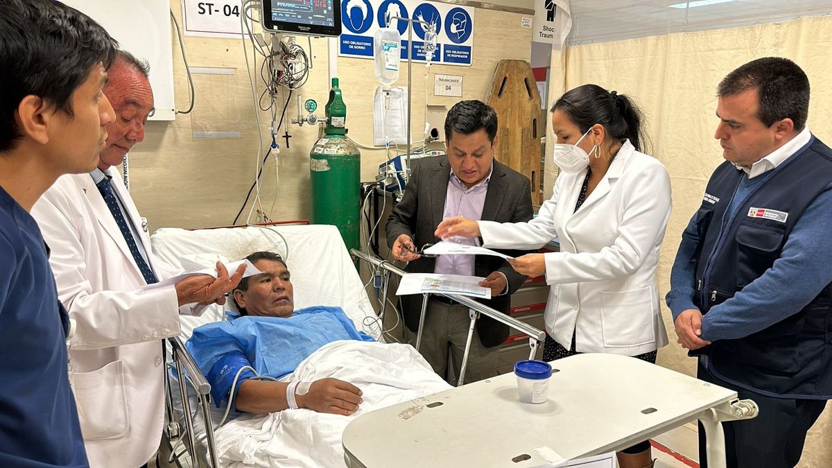 🔴 #AHORA | El ministro @cvasquezsanchez arribó al Hospital de Emergencias Villa El Salvador - Heves para supervisar la atención que reciben las personas afectadas tras la deflagración por fuga de gas en un grifo en Villa María del Triunfo.