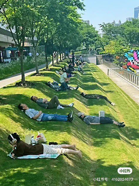 Ａ tiered design lawn in Shanghai, with shady trees overhead, a favorite for office workers to take lunch breaks.