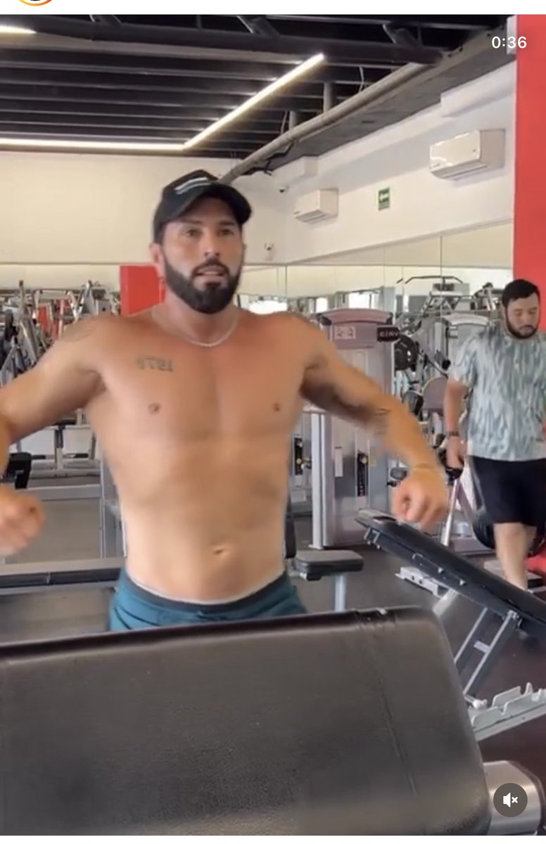 Greg_Calvillo's tweet photo. Enseñar el torso desnudo en un club/gym (área com��n ) es por MODA O ES PUTERIA tuya ? Digo es pregunta sin la intención de ofender. https://t.co/ftoAxfc7N2