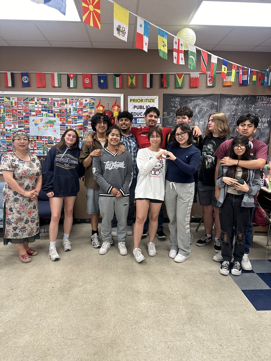 Guanlaoshihao's tweet photo. Last Day for Chinese IV students was the Hot Pot Day! Thank you @wasiyichun for serving our kids with your amazing Hot Pot Skills! What a bittersweet moment to hug them and hard to say goodbye. Once a berry always a berry! @LCSC_Berries @LHS_Chinese #hotpotparty https://t.co/snWZKaMnI5