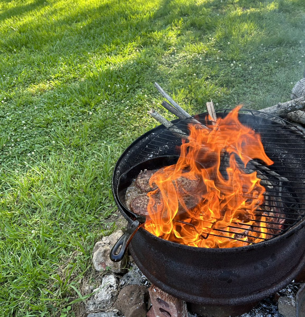 coffeegirl_77's tweet photo. Hubby made bacon burgers tonight! Yum!!! #pitfire #mondaymotivation https://t.co/YRm1Wl2386