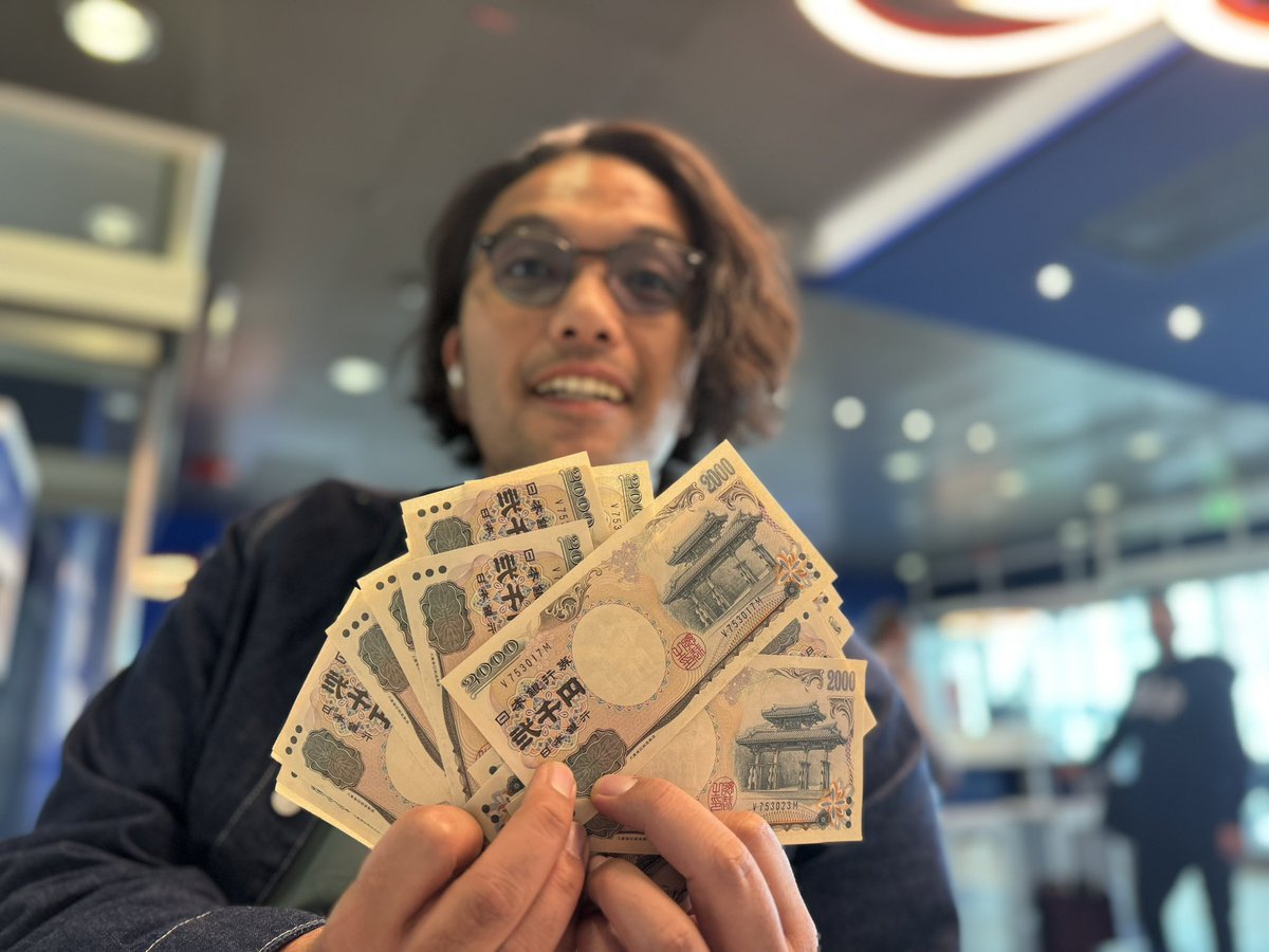 イギリスから帰国の際、持ってたポンドを円に変えようと空港で両替したら全部二千円札で来た。
日本で流通してないなーと思ってたけど、なんやお前らマンチェスターにおったんかいな。