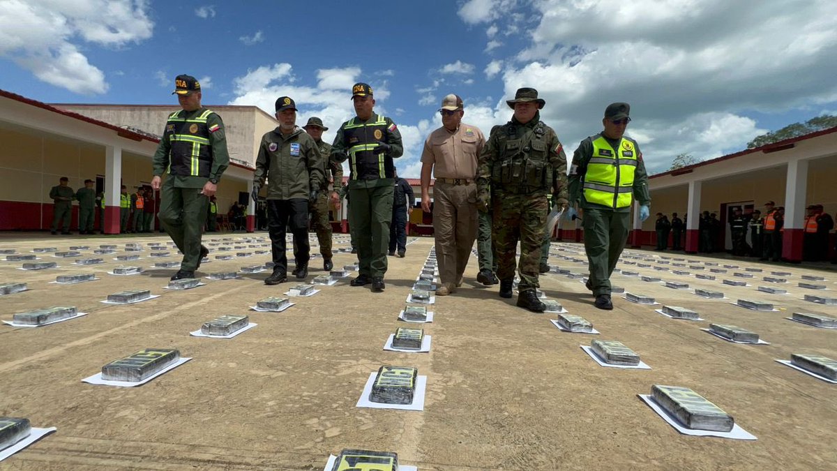 #FANB y <a href="/SUNADoficial/">@snantidroga</a>  realizan la incautación  de 869,35 Kilogramos de Cocaína en el estado Falcón en diferentes procedimientos, el Comandante de la <a href="/GnbGaranteDePaz/">GNB Garantía de Paz!!!</a> presidió el evento contando con la participación del MG Richard López Vargas, Superintendente Nacional Antidroga,