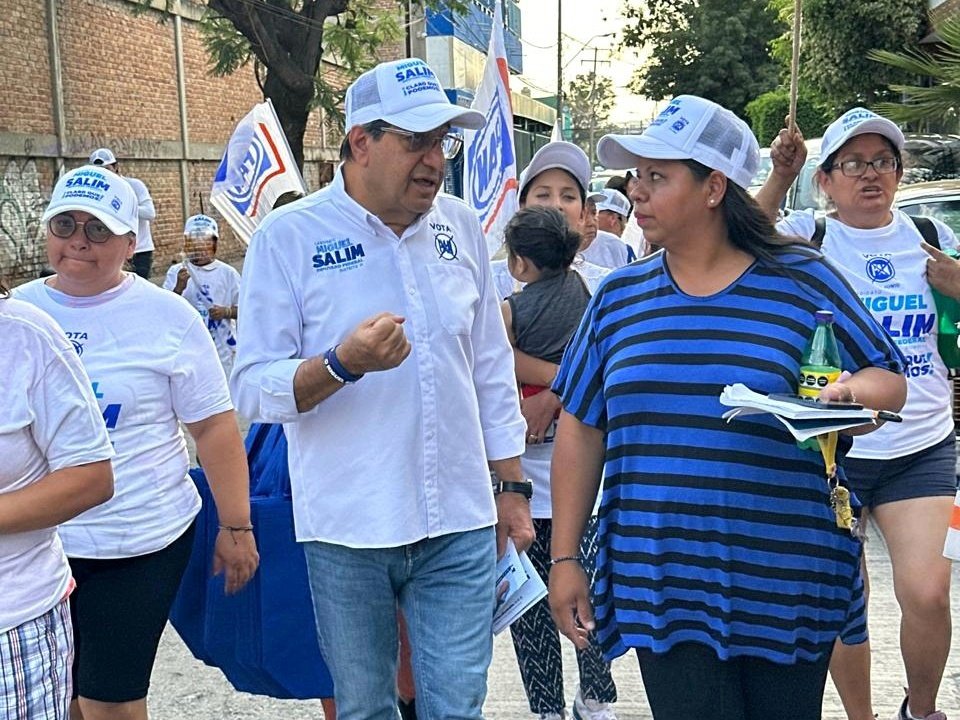 MiguelSalimGto's tweet photo. Seguimos caminando nuestro #Distrito11Federal, compartiendo con nuestros vecinos, hoy en la colonia San Nicolás 🤝💙 https://t.co/vNXTkSxLG3
