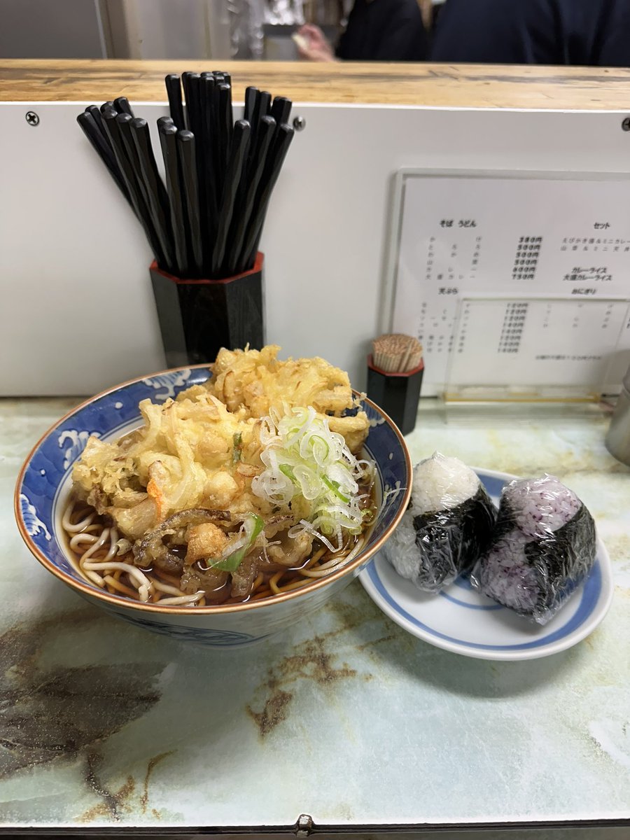 miyabeach's tweet photo. 素敵だ
小柱かき揚げ海老かき揚げ
おにぎり🍙鮭　ゆかり

#遠野屋　#立喰そば https://t.co/WwS8i3qZzU
