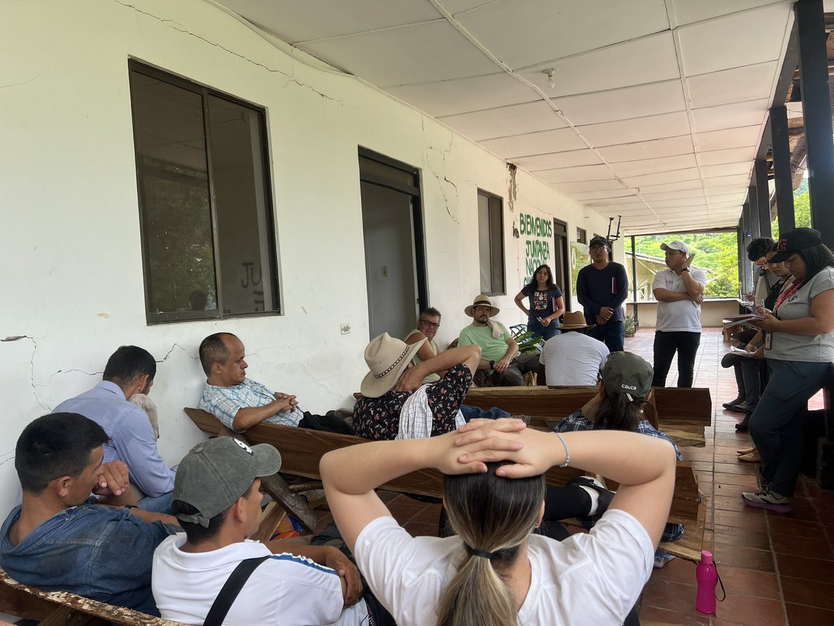 campoenjuntanza's tweet photo. Junto a la @ADR_Colombia🫱🏻‍🫲🏽 avanzamos en la construcción de Proyecto Integral de Desarrollo Agropecuario Rural-PIDAR 🚜 que se implementará en finca La Alsacia entregada por la @activosSAE a 20 familias Campesinas de @asimtracampic y @campoenjuntanza ¡La Reforma Agraria avanza!✊🏽 https://t.co/PzSjgIm29Y