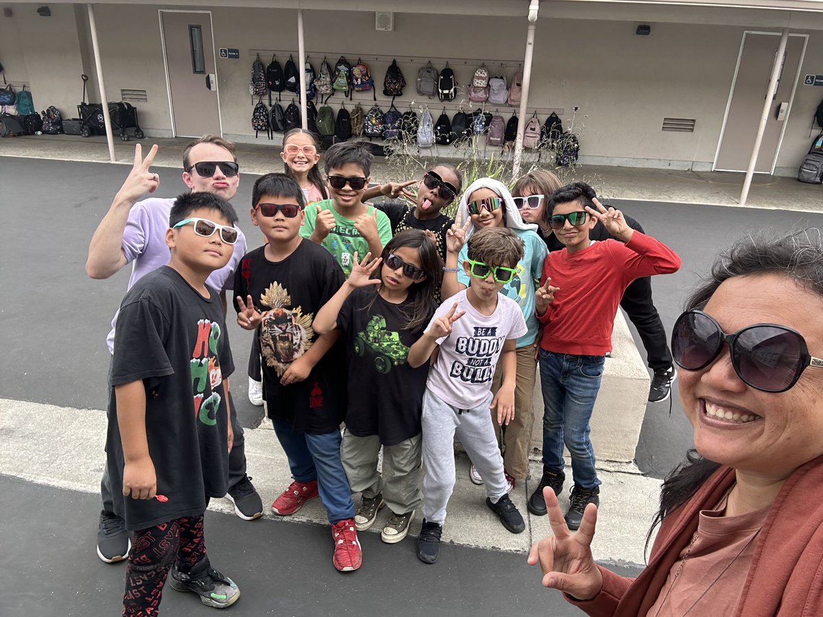 burbankabc's tweet photo. Our future is so bright we have to wear shades! Stepping into the upcoming days of summer! @burbankabc https://t.co/Ozn8iRk49f