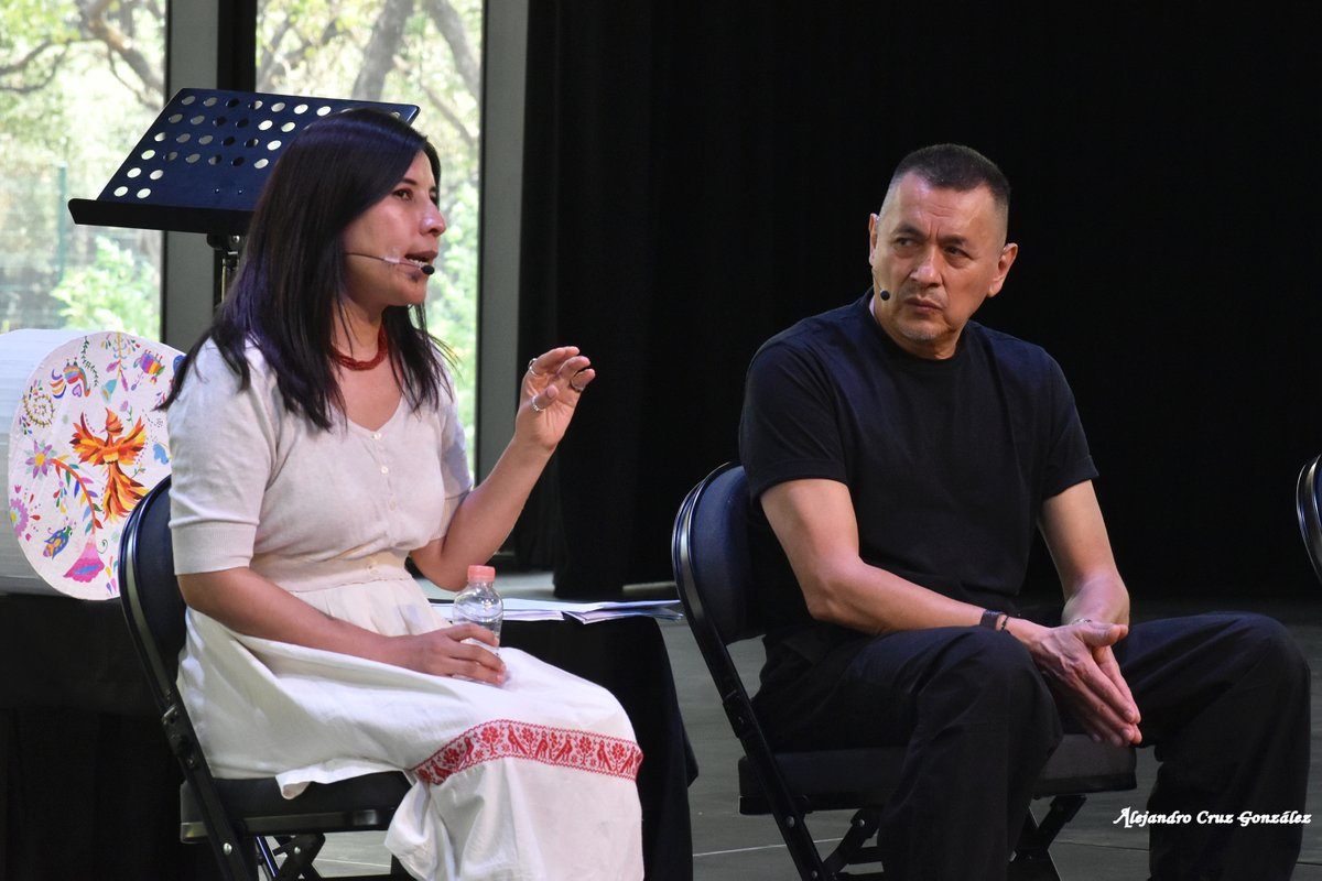 El pasado 18 de mayo en el Jardín Escénico @jardinescenico como parte del ciclo #LeoLuegoExisto 'Voces de la tierra. Mi lengua materna', se llevó a cabo un recital poético en otomí y español a cargo de la poeta Margarita León y el actor Víctor Carpinteiro.📜🍃🌸🌬️