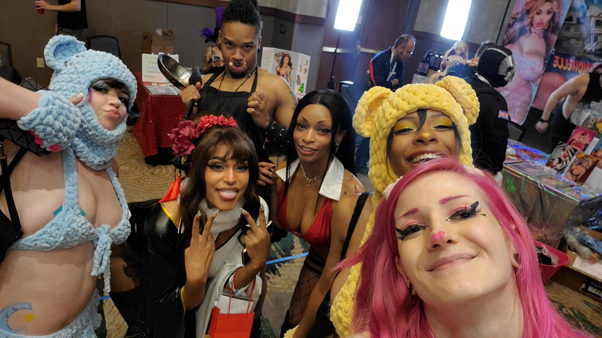 SheyTheGay's tweet photo. Going to @KimochiiCon over the weekend was an absolute blast!
Have a lil photo dump 💖💕

Insta got to see all the party posts 🤭 

@MilkyMage_ @f0lkwh0r3_ @TempiVirtue @its_himbro @HeavenleeBunnie @PandorasFunBox @AhquaMarine @itsbunniblack https://t.co/OLfraDbhWo