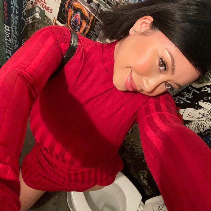 Me or $1 million? Be honest&hellip; 👇🏼🍒 https://t.co/mtFAWSlLDr