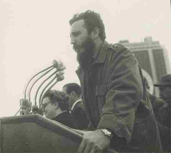 #Fidel: 'Y si extranjeros poderosos intentan doblegarnos, si extranjeros poderosos vienen a destruir esta obra, ¡sepan que en cada brazo se encontrarán un fusil, que en cada pecho se encontrarán un héroe, que en cada cubano se encontrarán un soldado .....' 20/5/1960 #Cuba #Fidel