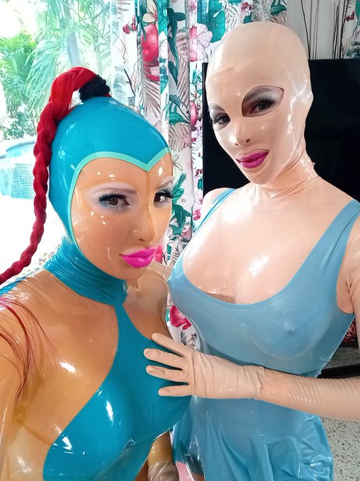 Latex Lara 18+ Rubberdoll - Absolutely amazing fun in Latex with @mfetilicious and @rubber_jeff_ in tropical Florida today #Feiticomasks @FantasticRubber https://t.co/10KzhxBcz7
