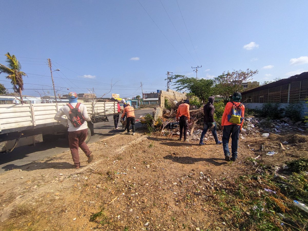 GMBNBT_Falcon's tweet photo. Así culminamos el trabajo de #Bricomiles en la ETI Francisco de Miranda ubicada en la Av. Jacinto Lara, municipio Carirubana, realizando trabajos de limpieza como primera fase de rehabilitación en esta institución.
-
@nicolasmaduro
@delcyrodriguezv
@raulalfonzoparedes
@vclarkb https://t.co/5eu9vD0BdS