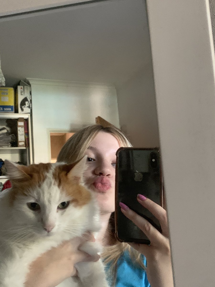 Care62040565's tweet photo. Somos yo y mi gato contra el fucking mundo https://t.co/VyfqMGDlDG