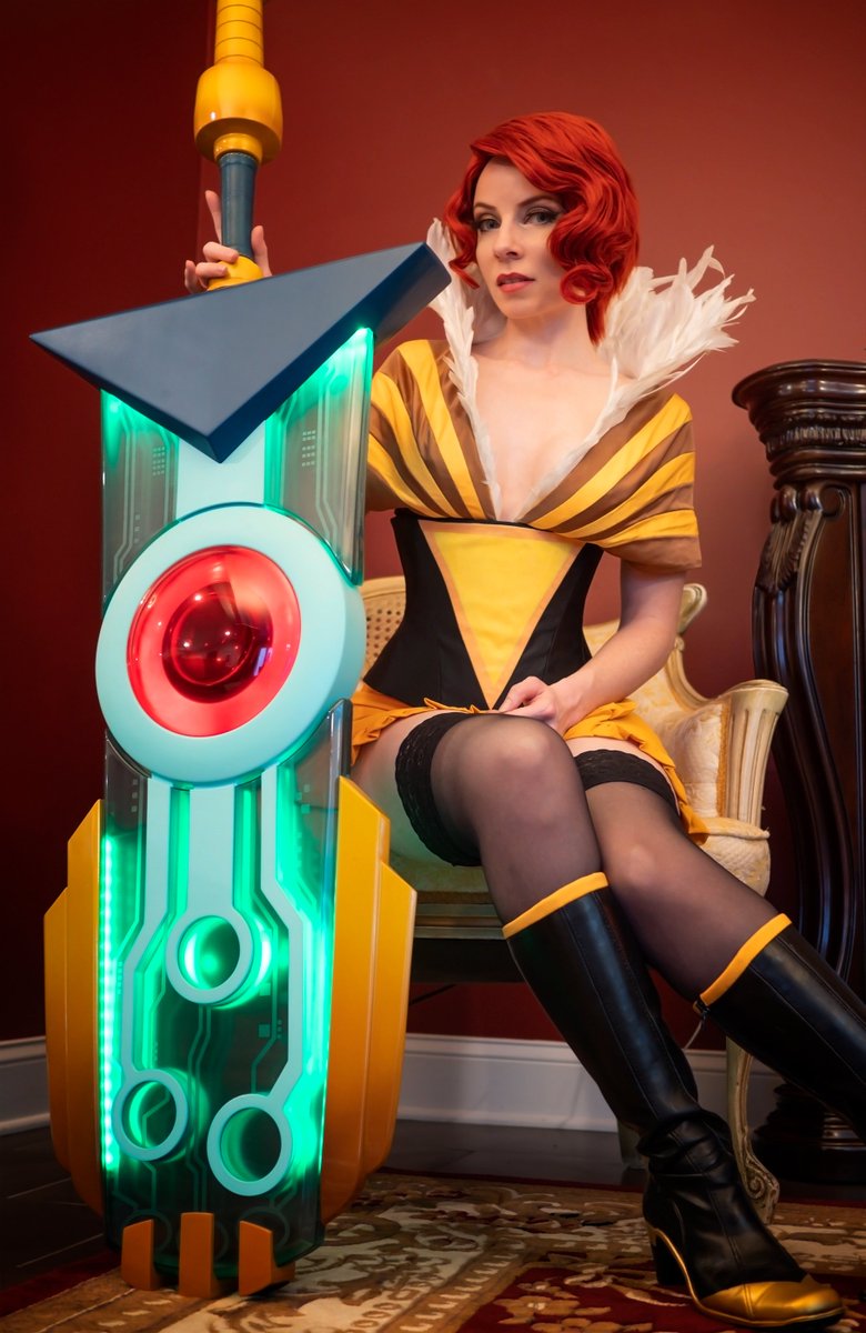 Happy 10th anniversary to Transistor!

@SupergiantGames was one of the first studios to take a risk hiring an upcoming propmaker to build something for them back in 2014. Work like this really helped me get my career going. Thanks guys! 

Red cosplay & model: @sew_angry