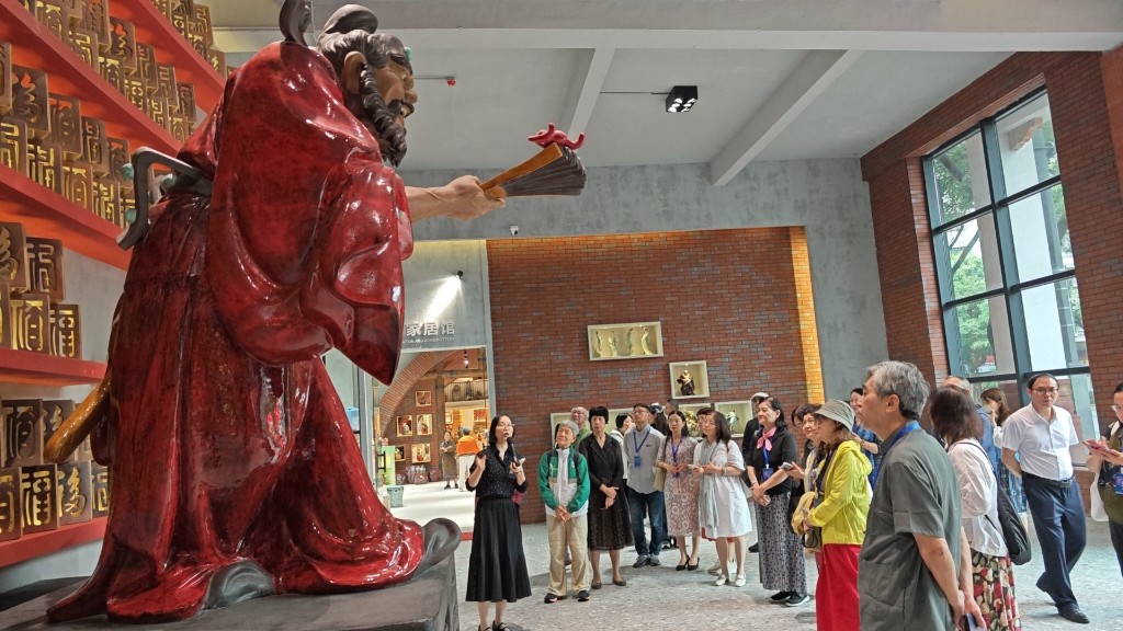 “Feels like coming home!” Over 50 writers from the #Guangdong-#HongKong-#Macao Greater Bay Area visited #Foshan to experience its profound cultural heritage and outstanding traditional #culture, gathering materials for literary creation. #Travel #Literature #CulturalExchange #GBA