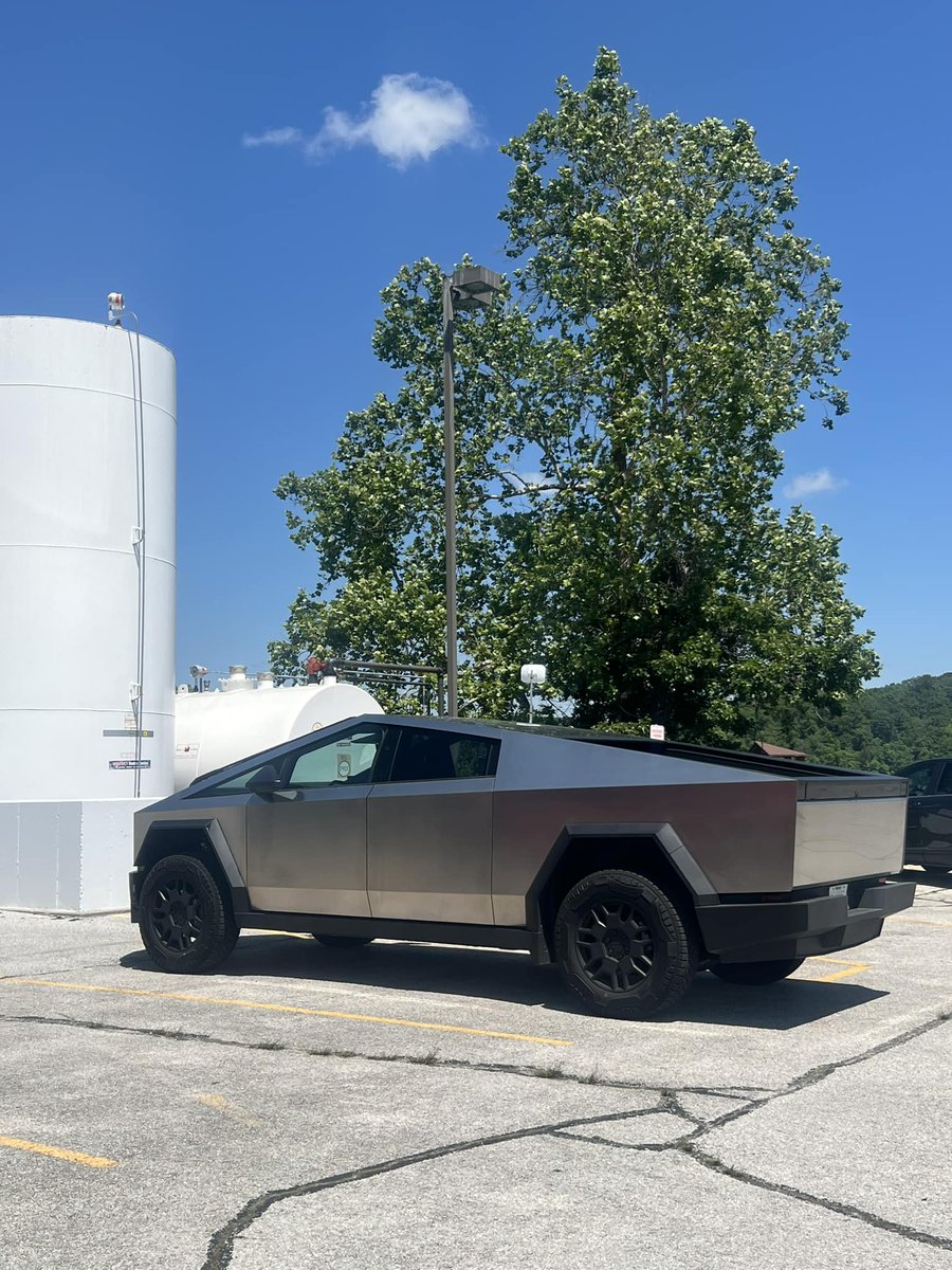 Spotted at Beaver Lake yesterday. Every time I see a Cybertruck it feels like I’m looking at a prop from Transformers 🤖