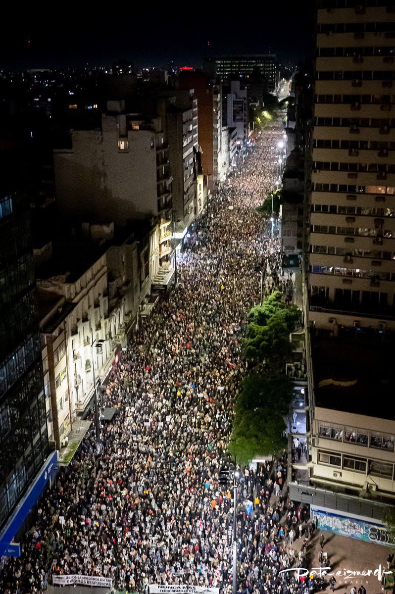 La democracia en Uruguay. Una marcha en silencio que grita memoria. El rechazo social a los crímenes del terrorismo de Estado. El negacionismo se ve chiquito frente a esta inmensidad.