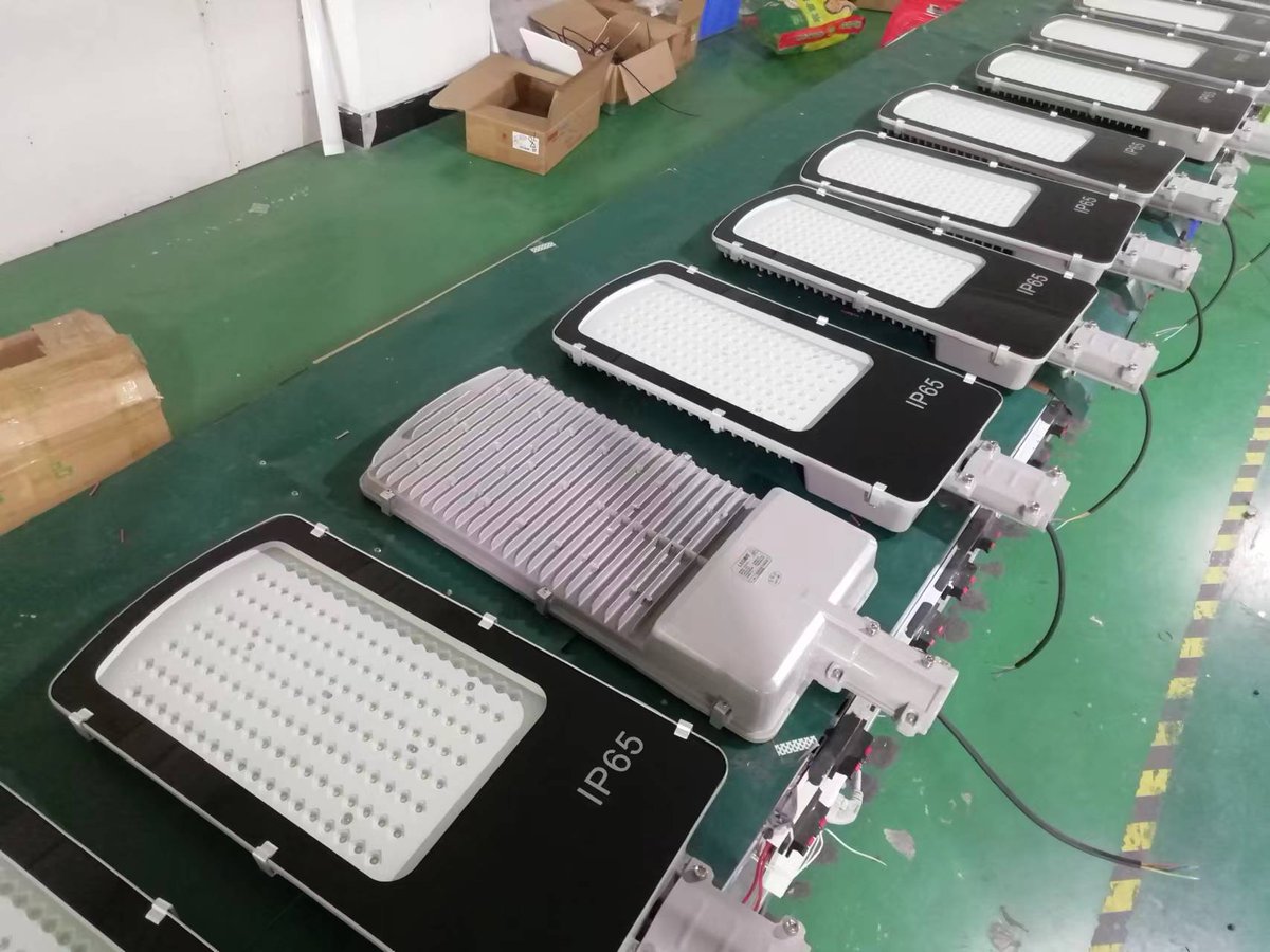 Fenixledlight's tweet image. 100W IP65 LED Street Light
Aluminum Body+PC Lens+Tempered Glass Cover
Spec.:L520*W220*H85mm 
100pcs BridgeLux SMD3030 leds
Lumen:12000LM 
CRI：80Ra
Input: AC85~265V / 50~60Hz
PF&amp;gt;0.9
Beam Angle: 70*150°
Lifespan:50000Hours
3Years Warranty
EXW Price 15.8USD/PCS

#ledstreetlight