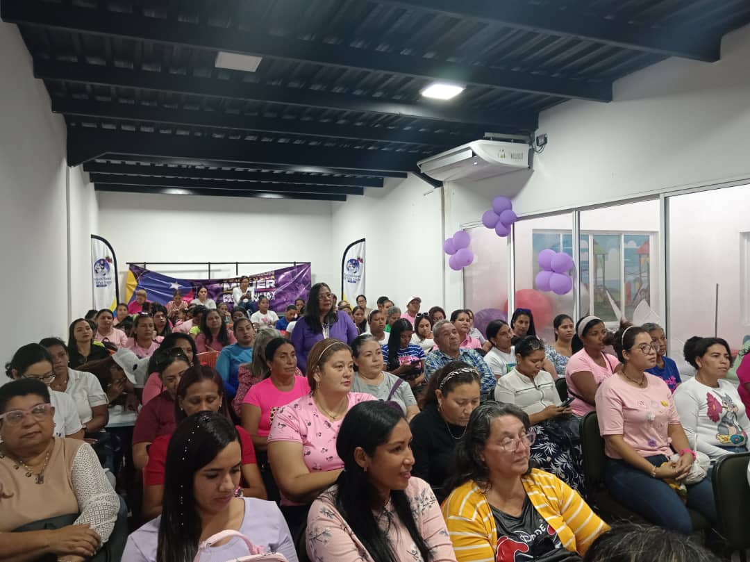 ¡Mujeres formadas, mujeres Empoderadas!
En la sede de la Fundación del niño Simón del Municipio Sucre más de 100 mujeres participaron en este encuentro formativo intercambiando sus experiencias. @NicolasMaduro @_LaAvanzadora @MPPEDUCACION #ConcienciaPatriótica #mppe