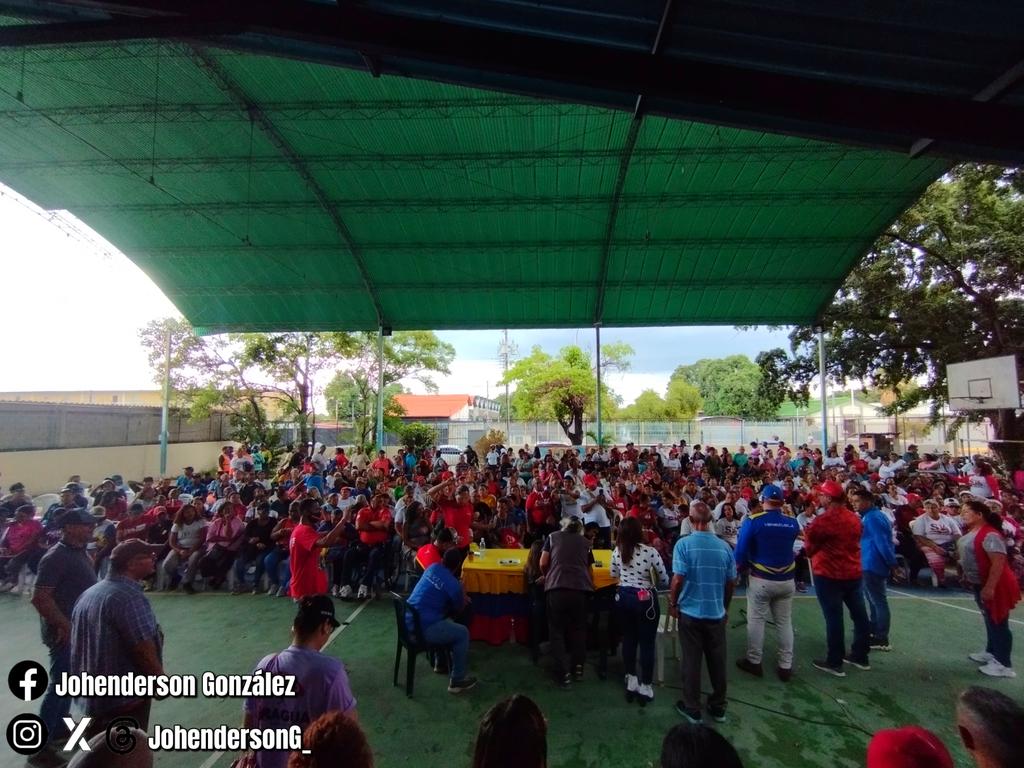 JohendersonG_'s tweet photo. #20May Junto al Poder Popular de Linares Alcántara, nos encontramos en constante organización con las jefas y jefes de comunidad, misiones y grandes misiones fortaleciendo nuestra maquinaria 5x5 y rumbo a la concentración #24May
Linares se organiza y moviliza
#concienciapatriota https://t.co/7Ft1RyXOzT