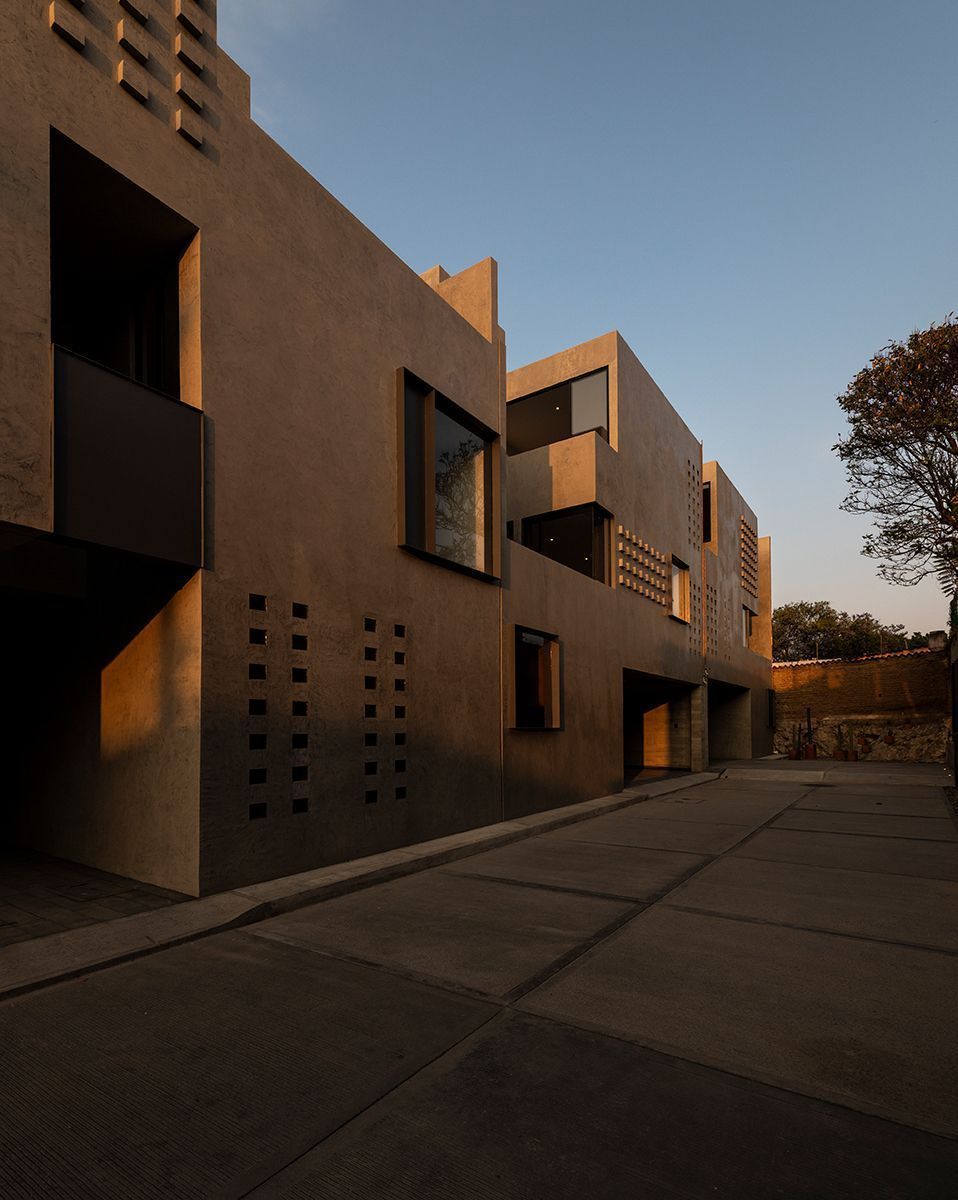 The concept of Mexico's vecinidades is being revived in the wake of a need for a stronger sense of community and sustainable living. architizer.com/blog/inspirati… @architizer Pensamientos By Espacio 18 Arquitectura, Oaxaca, Mexico