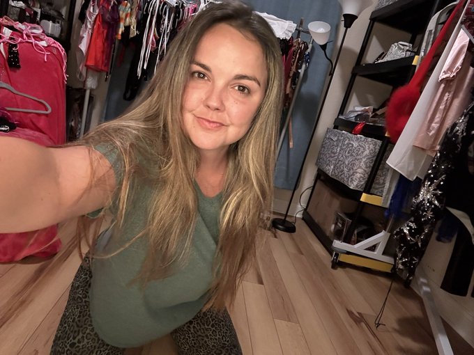 Welcome to my messy dress up room 😝 https://t.co/qrFfh0S8uL<a href="/tag/smile"class="tags"><span>#smile</span></a><a href="/tag/happy"class="tags"><span>#happy</span></a><a href="/tag/live"class="tags"><span>#live</span></a><a href="/tag/wednesdaywink"class="tags"><span>#wednesdaywink</span></a>