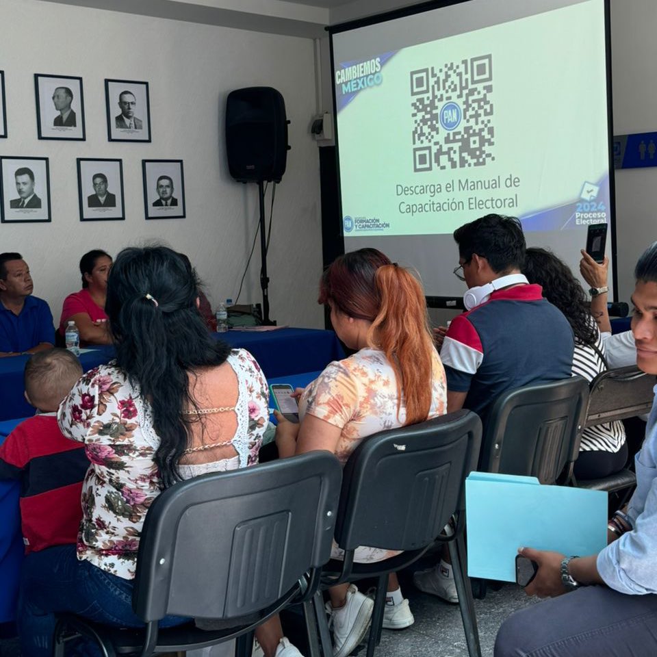 maguifisher's tweet photo. Día movido junto con @PANPuebla2124. 👩💻💙
Tuvimos Capacitación para preparar a nuestros RG’s y RC’s con nuestro equipo de Capacitación Electoral. 🗳️
En @AccionNacional estamos listas y listos para dar batalla este 2 de junio. 🙌🏻💙
Vota todo PAN. 🍞
#ElPoderDeCreer https://t.co/X6B8CcB49B