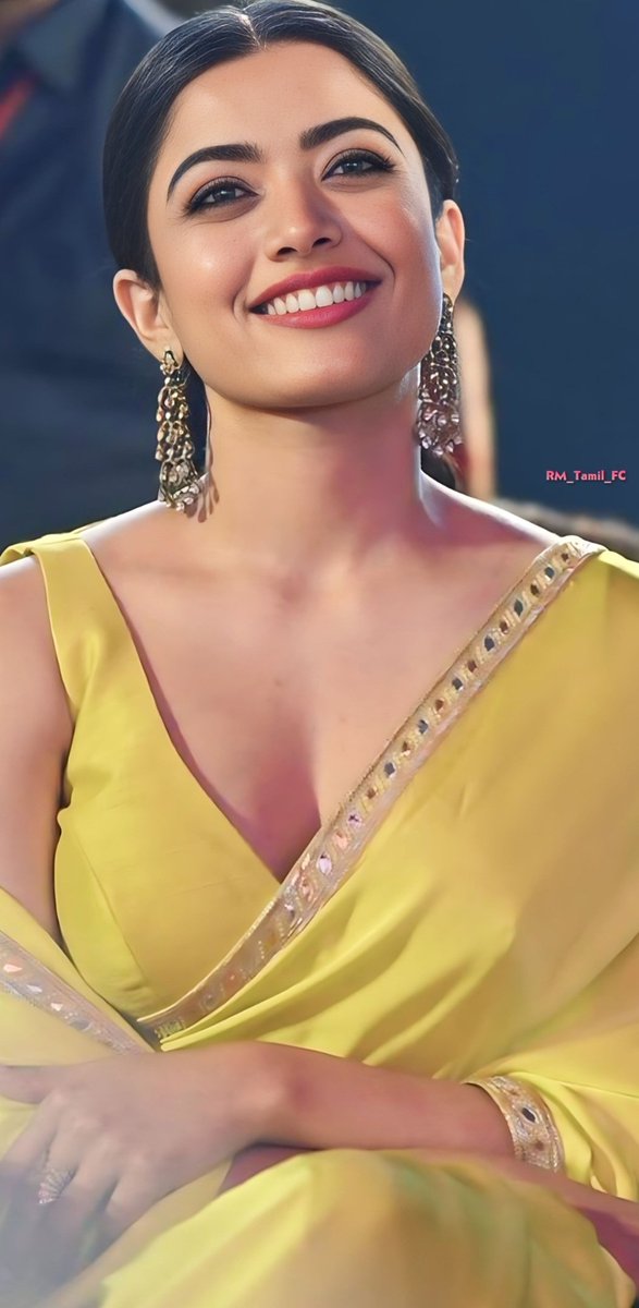 Her Soul is full of Sunshine 💥
Her Heart bloomed sunflowers so she would always face the light 🤗💖
Happy Morning Folks 🌻🌸
@iamRashmika 
#RashmikaMandanna