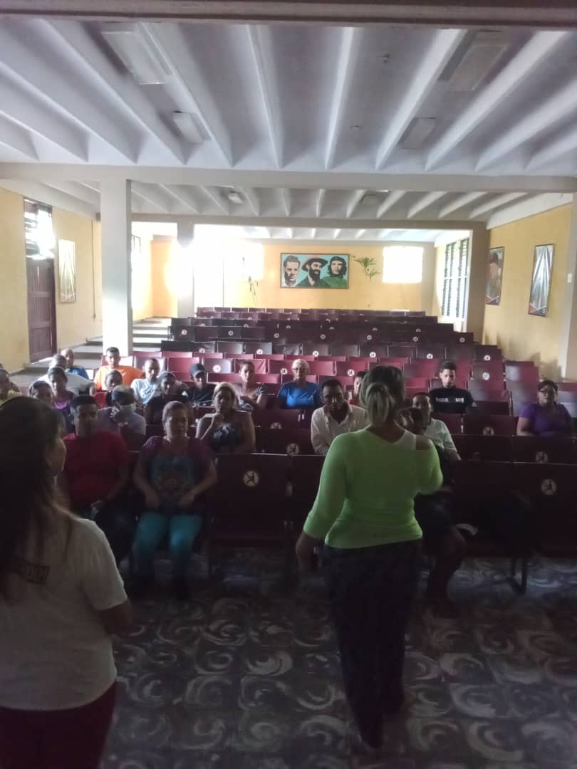 Con cuadros y trabajadores de los organismos políticos y de masas evaluamos  la situación energética actual y las principales acciones a realizar para mantener informado al pueblo, elevar la vigilancia revolucionaria y la organización de la venta de alimentos. #MunicipioPilón