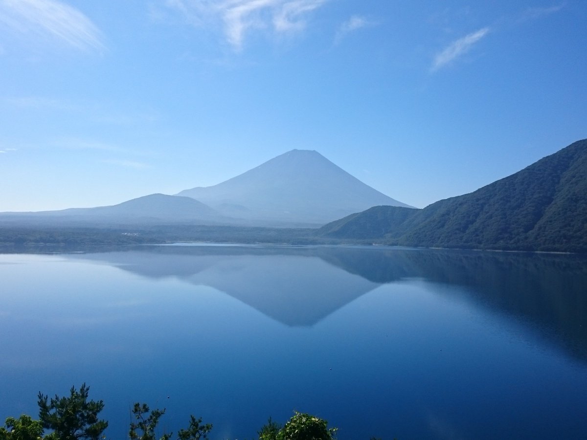 富士五湖の中でも最も深く、透明度が高い本栖湖。
富士河口湖町と身延町にまたがる湖です。
北岸は富士の好展望地で、千円札の裏に採用されている景色を見ることができます。
1枚目の写真は5月17日撮影、2枚目は逆さ富士を過去に撮影したものです。

#名水の地やまなし #山梨県 #本栖湖 #富士山