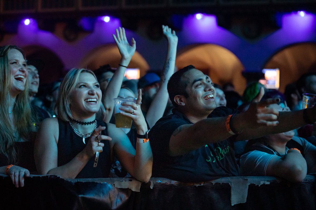 .<a href="/SayAnythingMuz/">Say Anything</a> summoned the nostalgia at Aragon Ballroom on Friday night, performing their landmark album "...Is A Real Boy" in full. Read the full recap of the special evening here: 
anchrmagazine.com/gigswedig/2024…