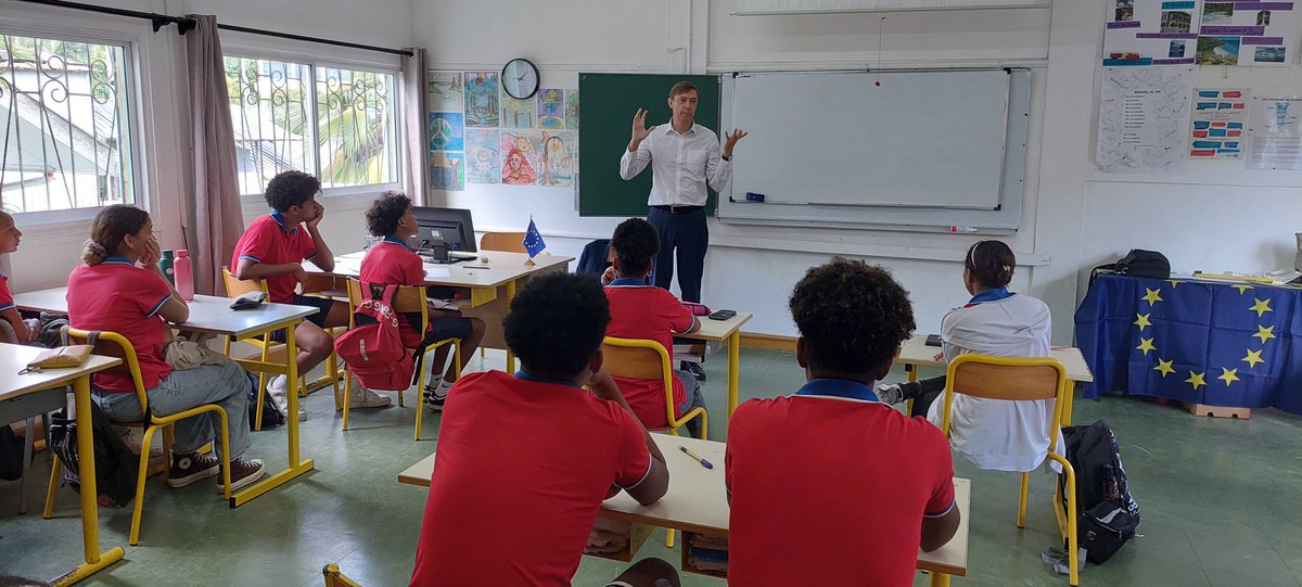 Inspiring discussions with students from École française des #Seychelles about the European Union history & enlargement process. 
A great opportunity to share with them my views on the EU's role as a global actor.

#EUDiplomacy 
#EUInTheWorld