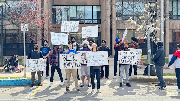 🚨 Indian students in Prince Edward Island, a province in Canada, are protesting as they face being deported to India after a sudden change in the provincial immigration rules. 🇮🇳🇨🇦