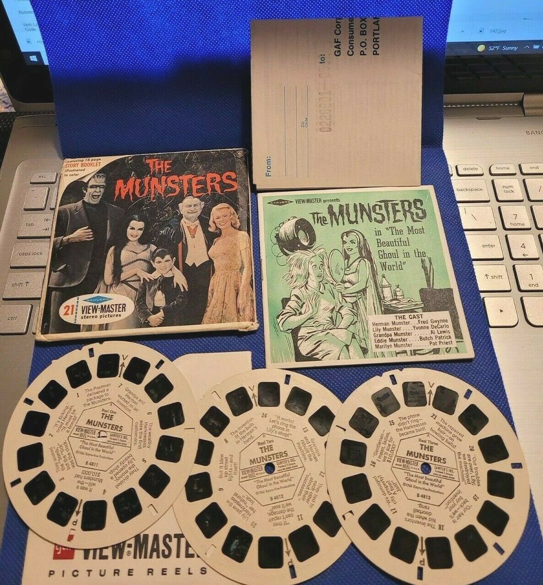 It’s Munster Monday with this vintage Munsters Viewmaster (1960s). 
#MonsterMonday #Viewmaster #HorrorFamily